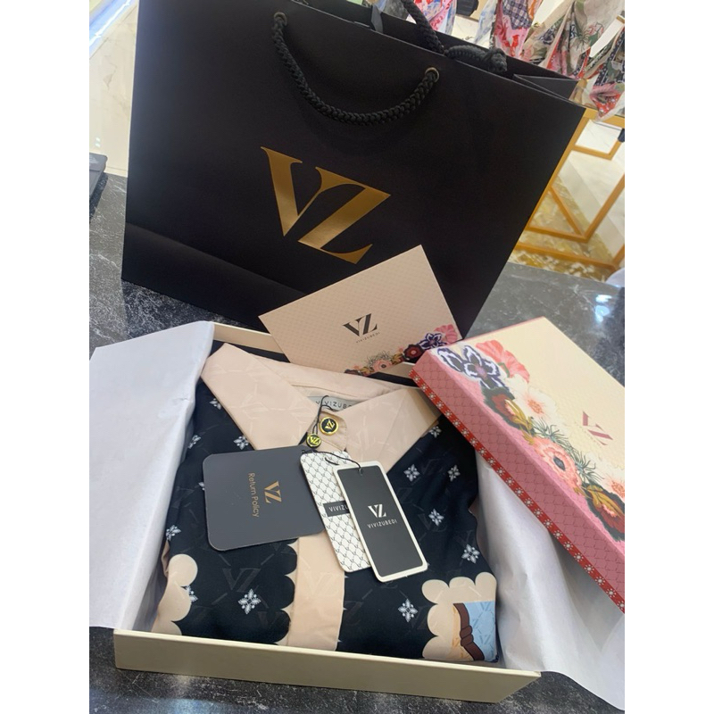 ❌ SOLD MANUAL ❌preloved top vz bundling scraf vz lengkap box paperbag co link kcil