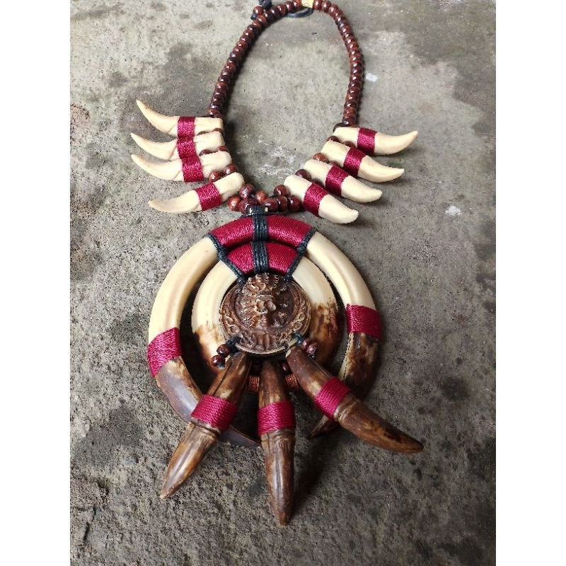 kalung etnik taring babi