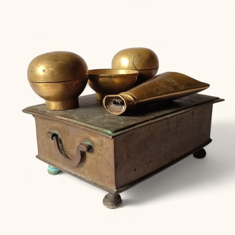 Antik Tapak Sirih Kinangan Kotak & Isinya Kuningan Utuh Komplit Tua