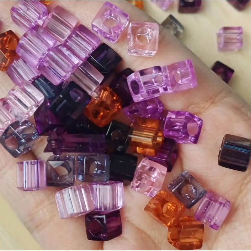 manik kotak lubang besar