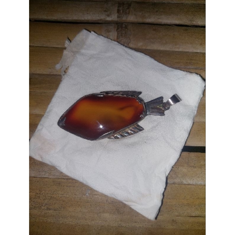 Liontin Batu Motif ikan