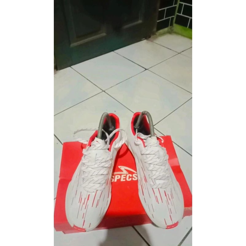 SEPATU FUTSAL SPECS ACCELERSTOR LIGHTSPEED RIBBON IN-WHITE/RED
