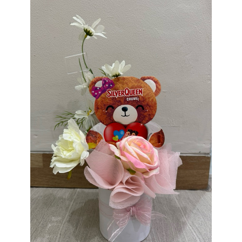 

Hadiah ulang tahun bisa instan Bloom box hampers hadiah valentine silverqueen chunk buket free kartu ucapan|| tangerang|| kabupaten tangerang|| instan |