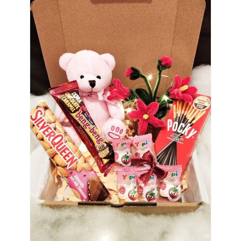 

hampers gift box valentine wisuda anniversary ulang tahun murah untuk pacar saudara istri cokelat set snack set