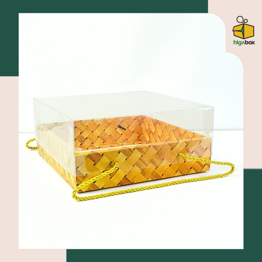 

Box Mika Tali 26x26x11cm / Kotak Kue Mika / Box Tart Mika / Box Toples Kue Motif Anyam Besek Bambu / Box Cookies / Box Kue / Kotak Spikue / Box Roll Cake / Box Brownies / Box Mika Handle Tali / Box Pudding I HG03