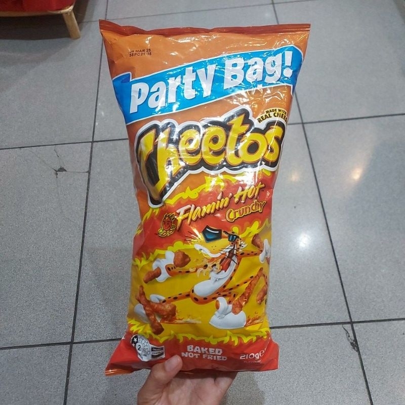

cheetoz crunchy cheese flamin hot 210g new zealand snack jagung rasa keju pedas
