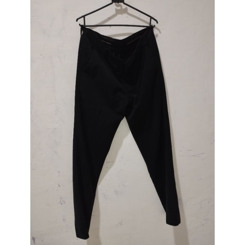Celana Bahan Hitam size 32 L slim fit merk LR2 second