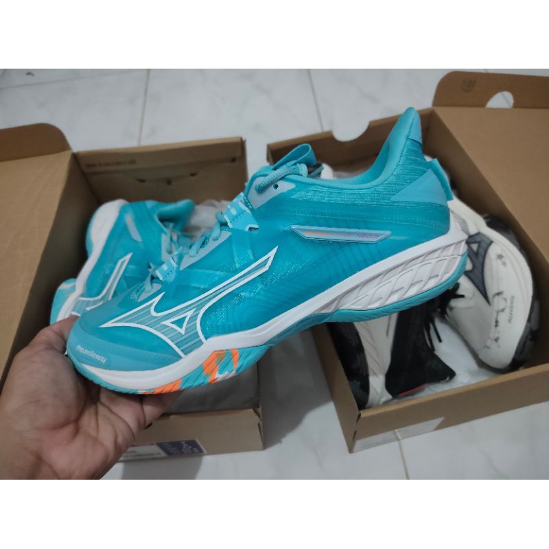 mizuno wave claw Neo 2
