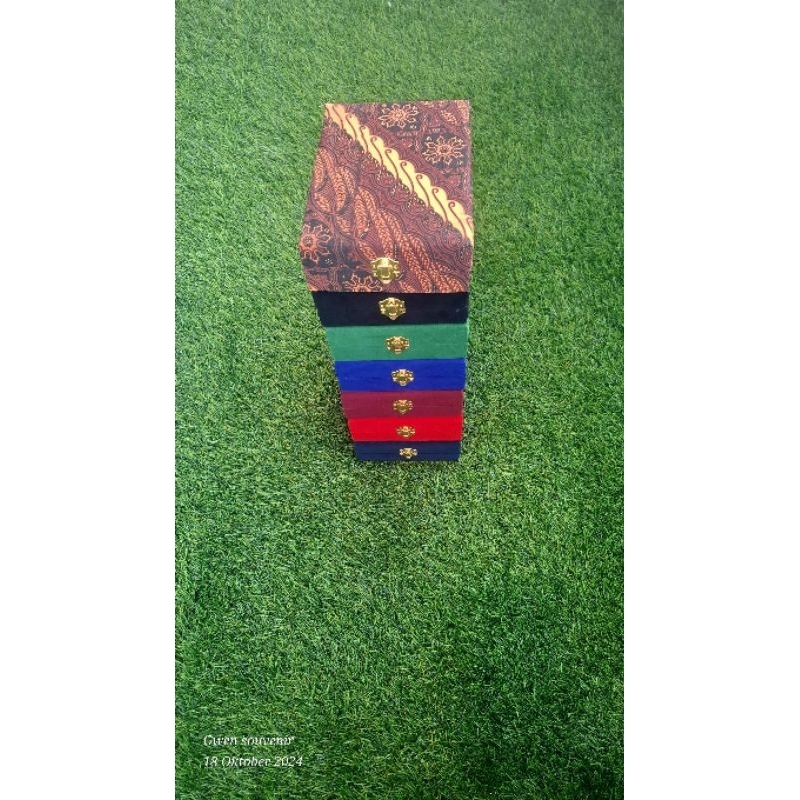 

kotak plakat ukuran bersih dalam 11 x 16 x 5