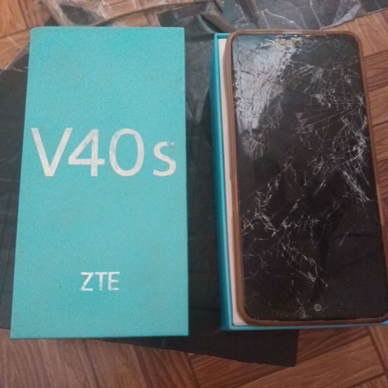 ZTE V40s