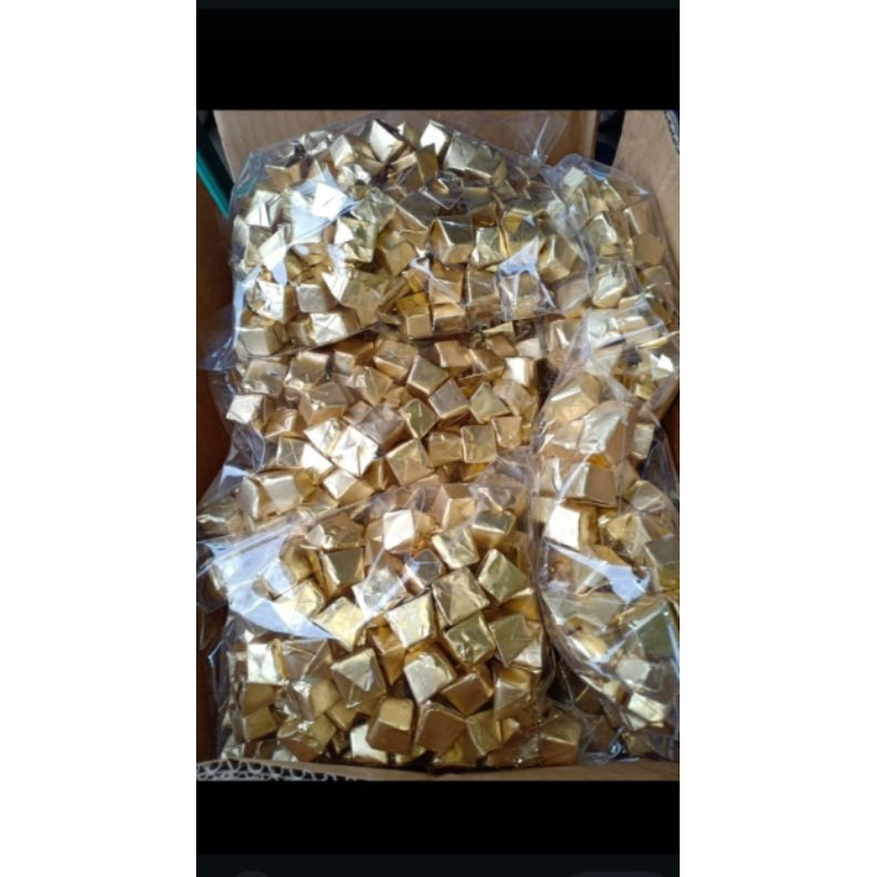 

COKLAT PIRAMID SQ ISI KACANG MEDE 500GRAM