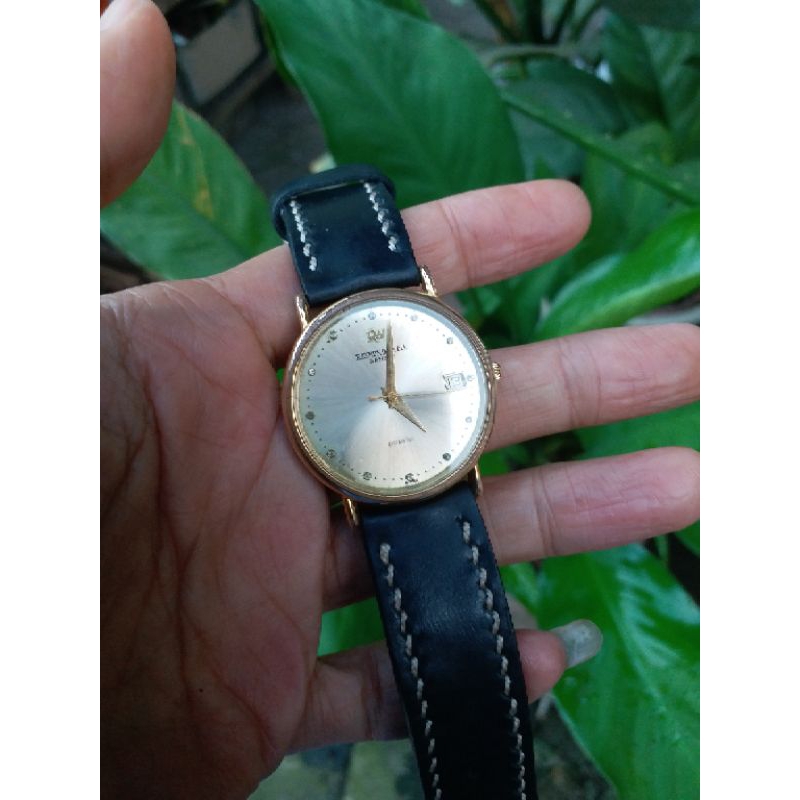 Jam Tangan Pria Emas dengan Cincin Hitam