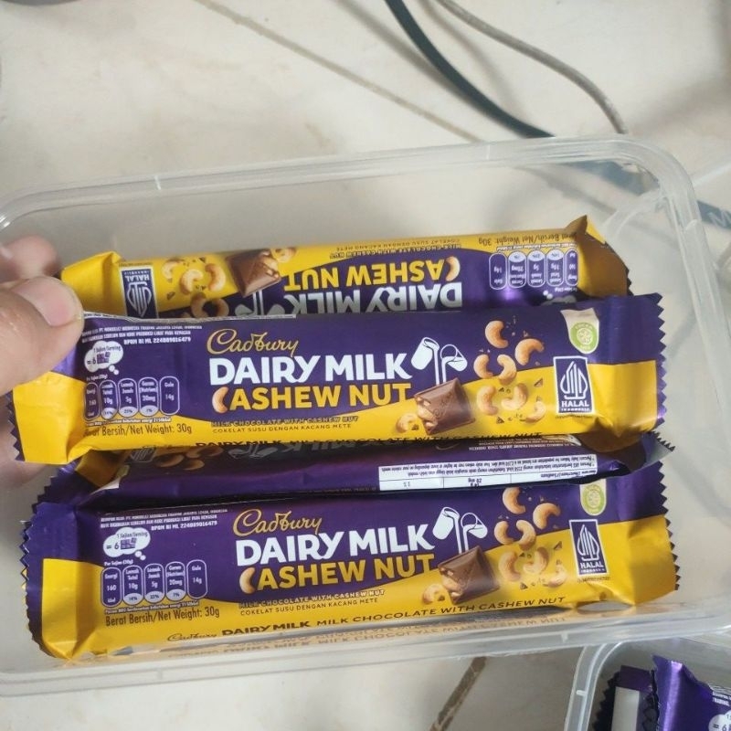 

Cadbury Dairy milik Cashew Nut ukuran 30gr x 10 pcs