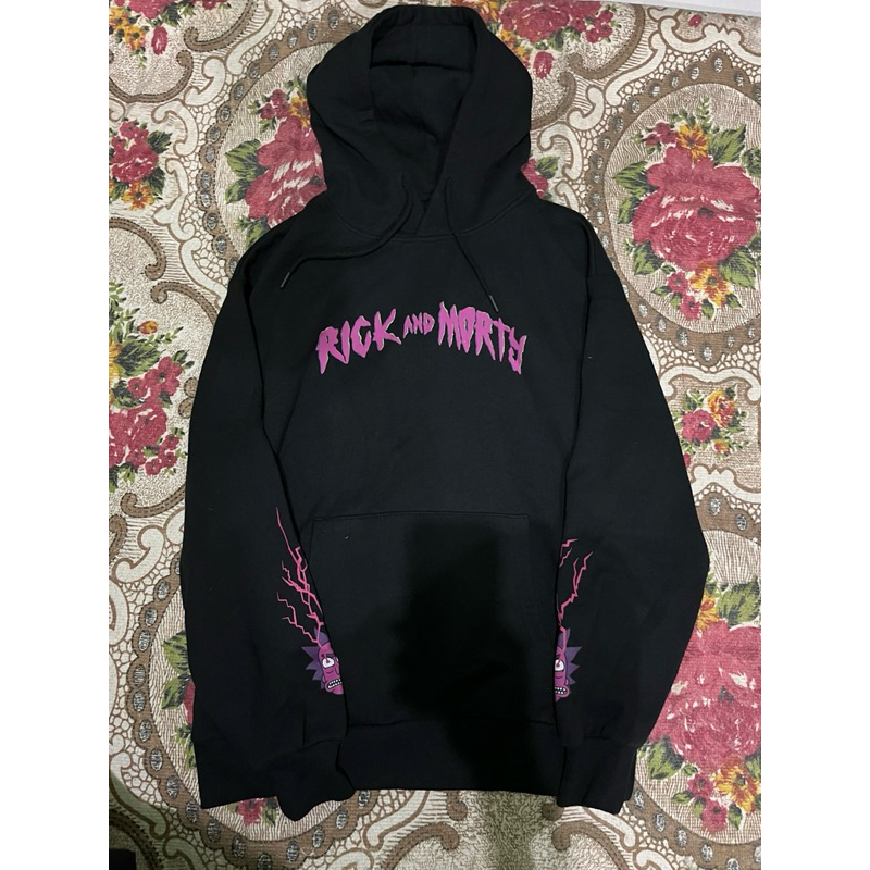 pull and bear hoodie black rick&morty