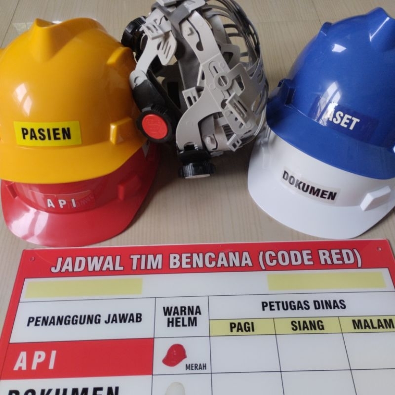 Papan akrilik Code Red dan Set Helm Keselamatan Bencana Code Red.