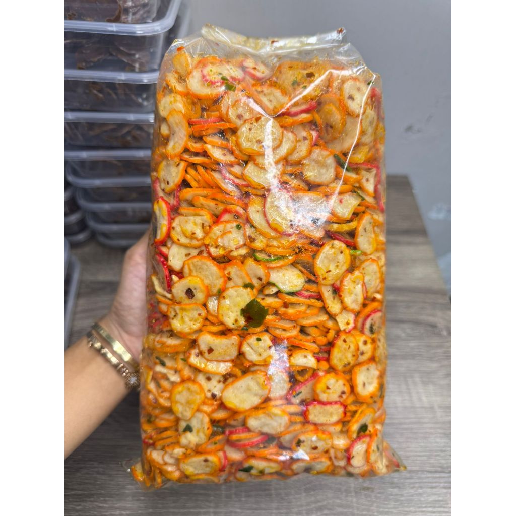 

SEBRING KERUPUK BAWANG KEMASAN 1KG BUMBU MELIMPAH PEDAS DAN ORI GINAL DAUN JERUK