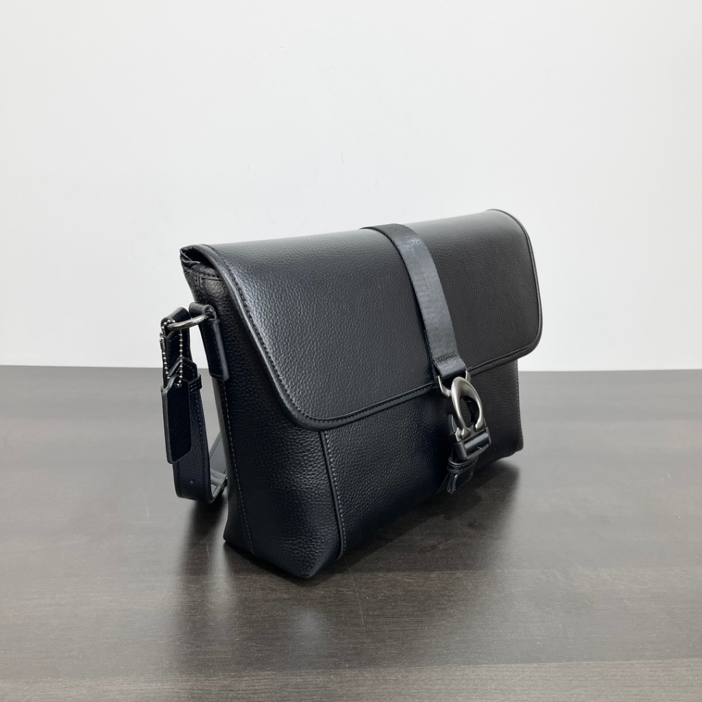 Tas CM379 SLing Pria Look