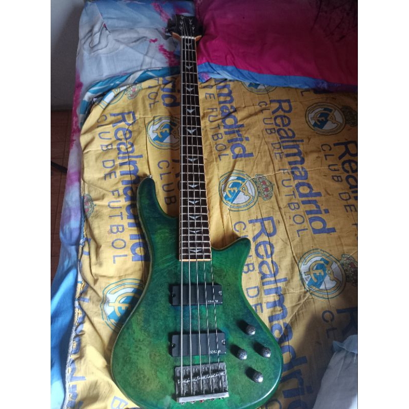 Bass Schecter Stiletto 5 string