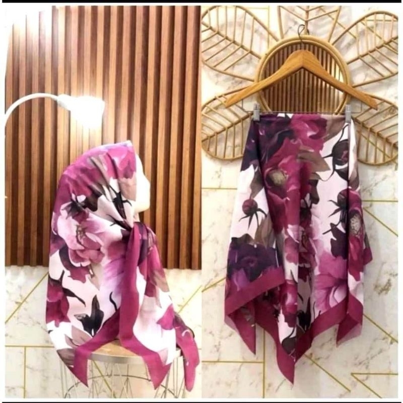 HIJAB SEGIEMPAT VOAL MOTIF BUNGA PINK