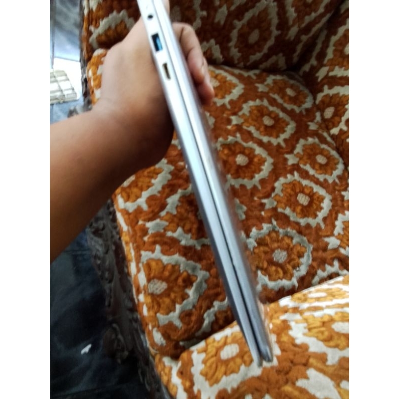 Laptop tipis nyaman buat kerja sekolah