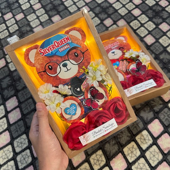 

COD BUCKET SUROBOYO (Box Hampers Coklat Beruang)|Kado Valentine|Ulang Tahun|Anniversary|Wisuda|Lamaran|Hari Ibu|Hari Guru