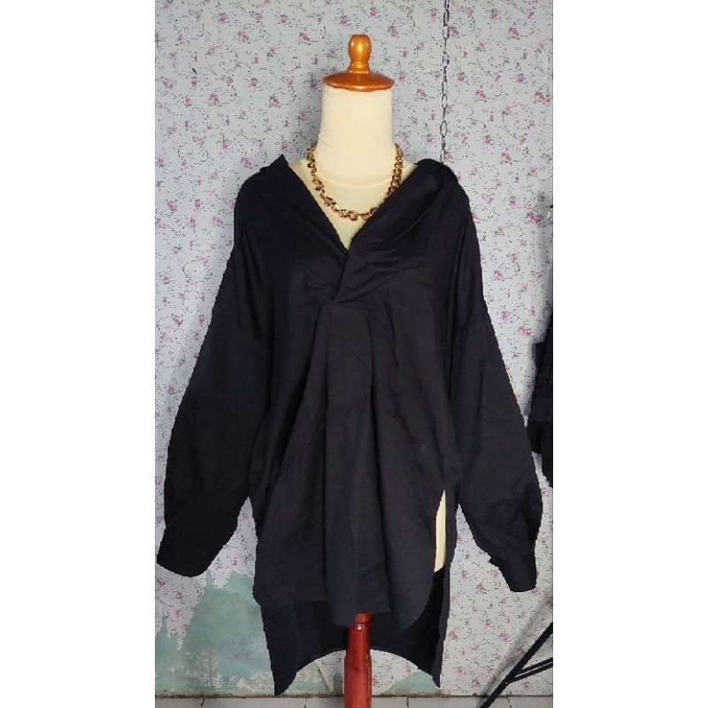 Blouse oversize Hitam Studio Tomboy