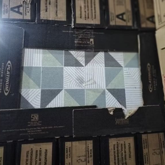 KRAMIK PLATINUM BROOKYN GREEN SIZE 25x40 kw 1 isi 10 pcs(KASAR)