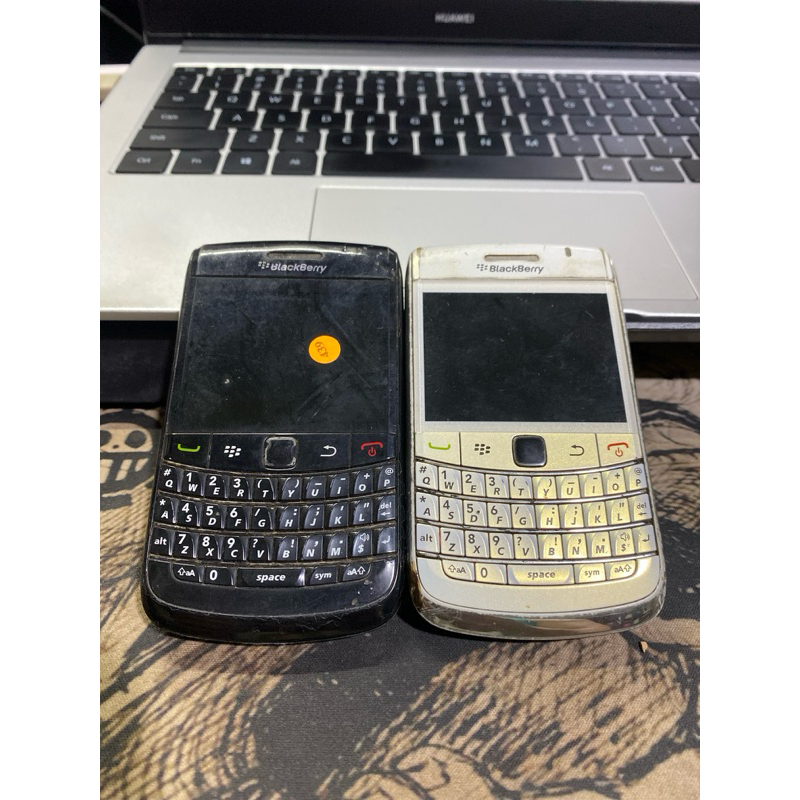Hp Blackberry Sepasang Hitam Putuh Bekas/Scond