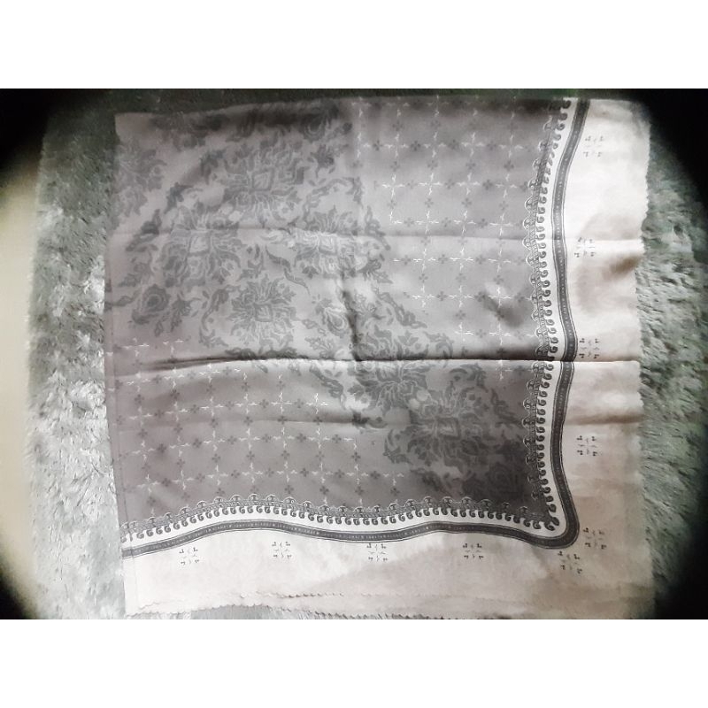 Preloved Scarf Wearingklamby