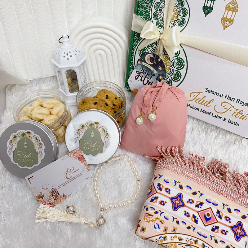 

Hampers Lebaran Gift Box Kue Kering Mukena Travel Sajadah Mini Tasbih