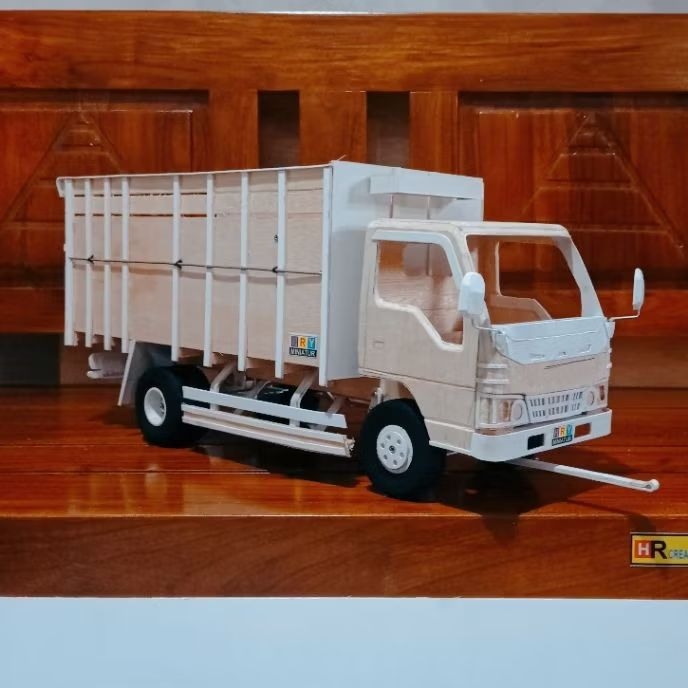 Miniatur truk Herex skala 12 model Elf macan atau Isuzu NKR. Miniatur truk mentahan bahan Triplek da