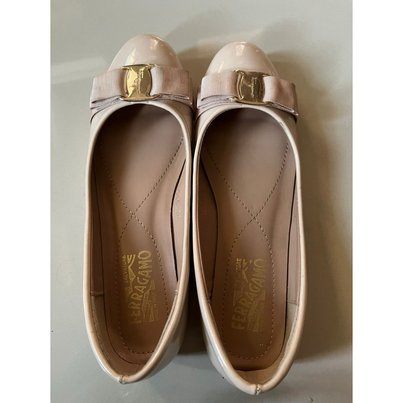 sepatu flat cream salvatore ferragamo