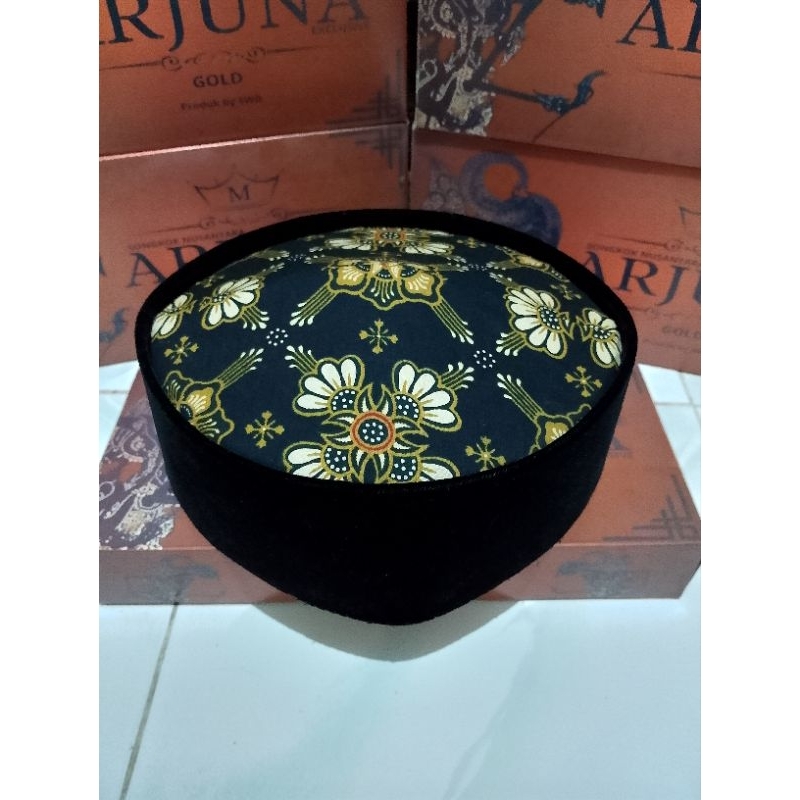 PECI SONGKOK Bludru Hitam Model Bulat Motif Batik