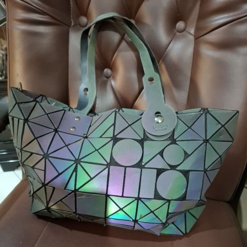 BAOBAO ISSEY MIYAKE ORIGINAL TOTE BAG HOLOGRAM PRELOVED