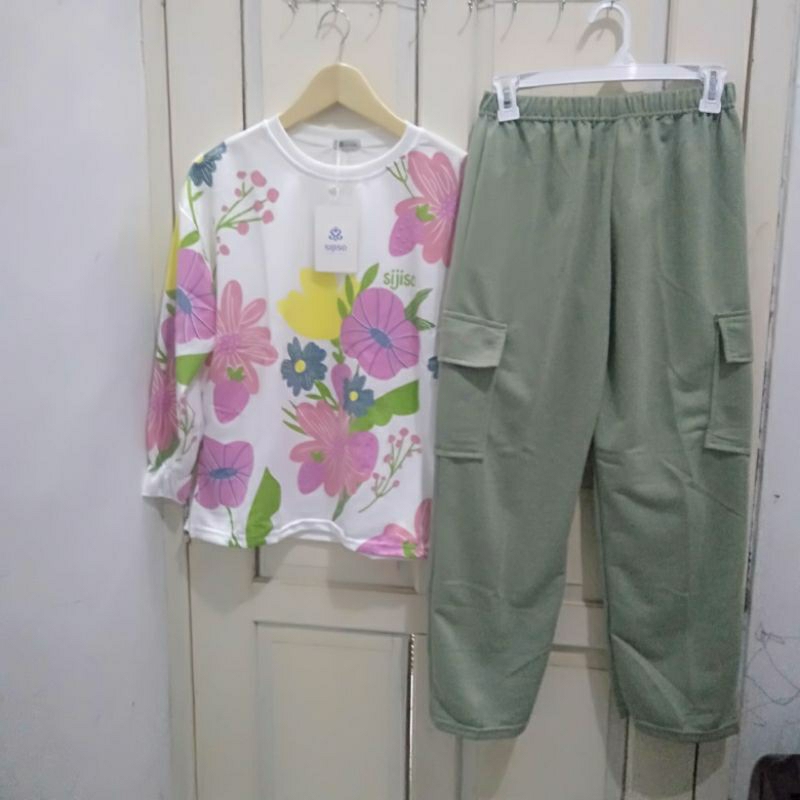 Stelan sijiso motif bunga celana cargo