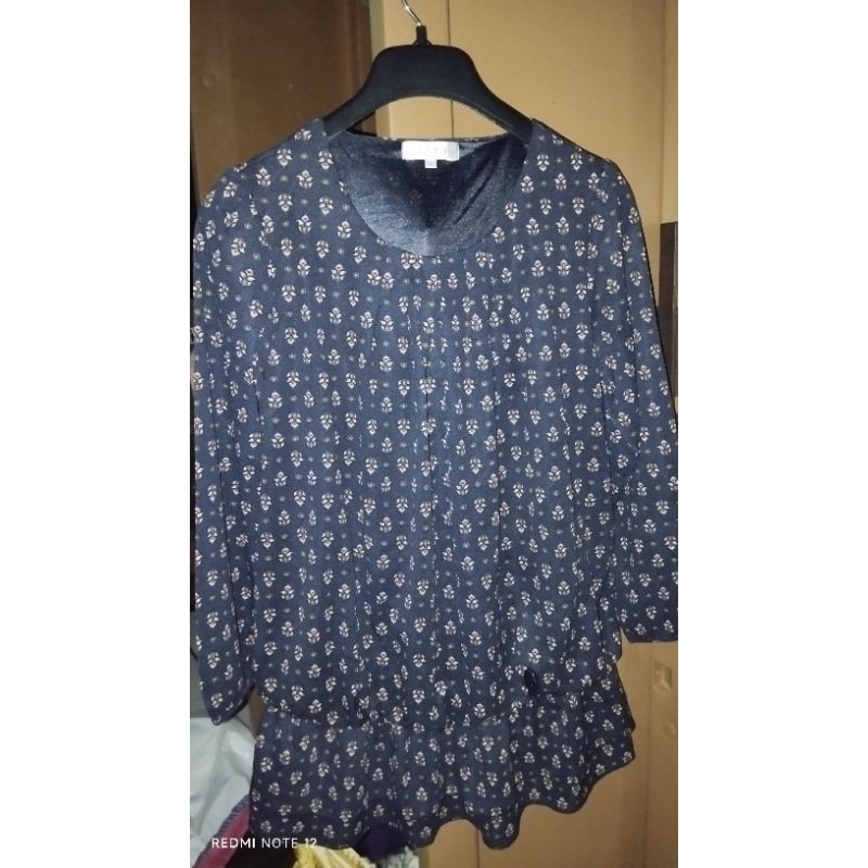 atasan motif bunga kecil-kecil bawah umpak