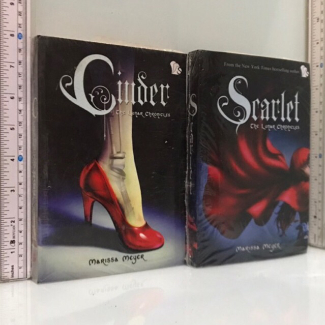 MARISSA MEYER Cinder, Scarlet