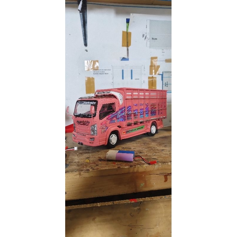 Miniatur Truk Isuzu Giga Skala 15