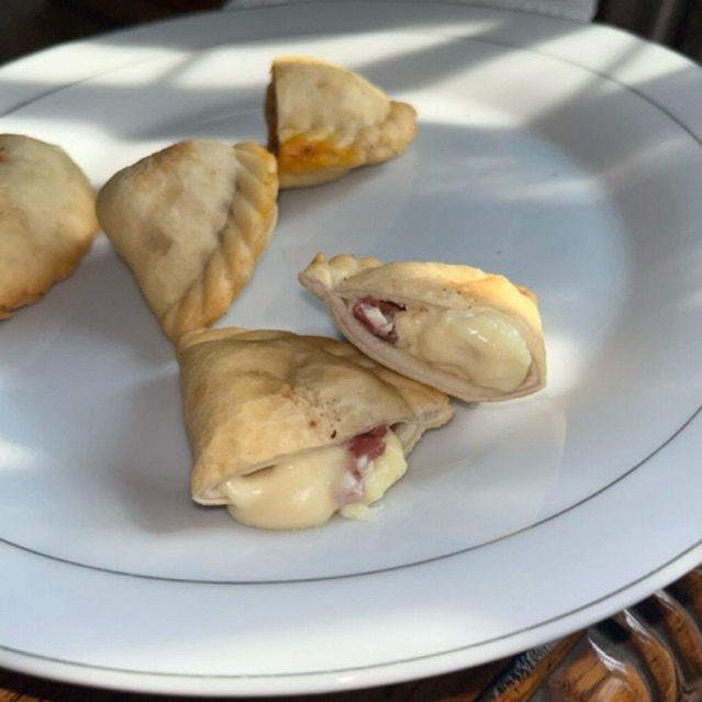 

Cireng isi Smoked Beef Cream cheese 1 pack isi 10 pcs, sensasi keju yang lumeeeer (frozen).