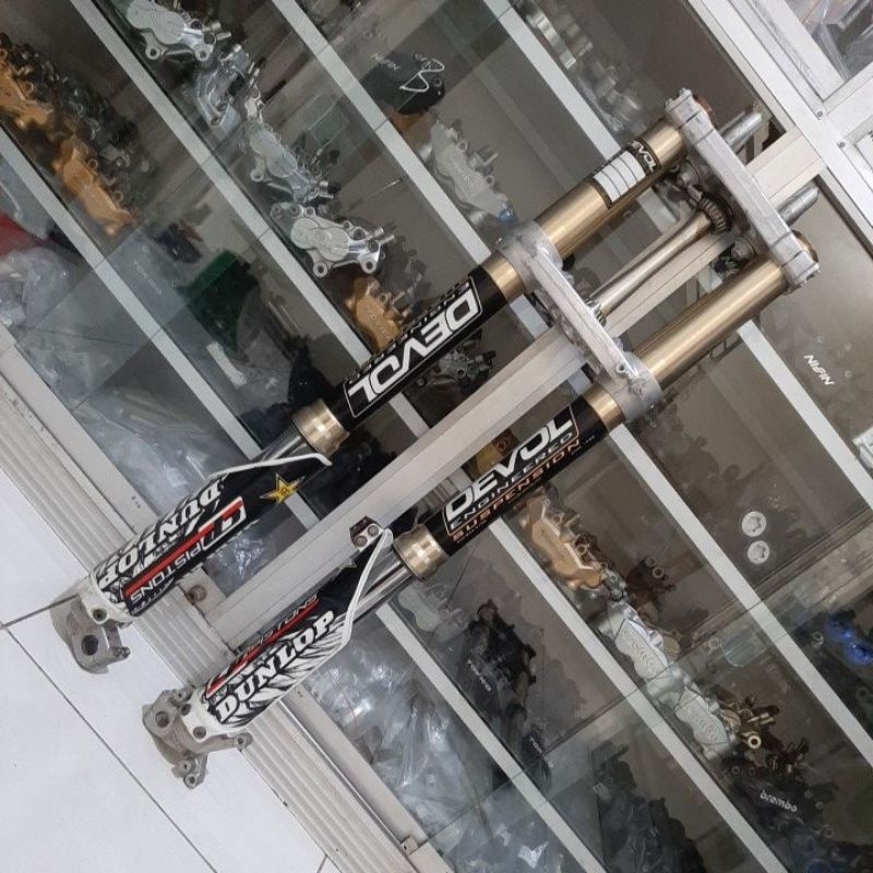 Usd upside down shock depan Honda CRF 250 as 47 mm SHOWA