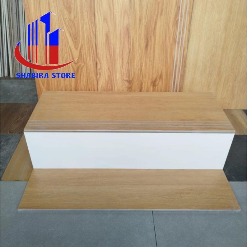 Granit keramik motif kayu kombinasi dinding putih polos 30×80 20×80 stepsnosing cuatom list plint