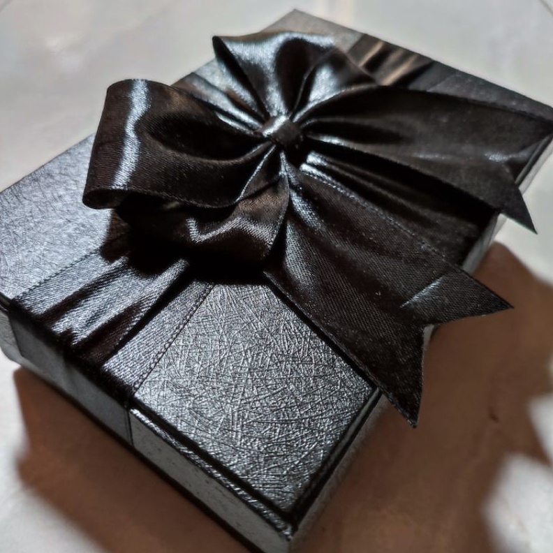 

BOX KADO HARDBOX HITAM PITA HITAM KOTAK HADIAH EXCLUSIVE