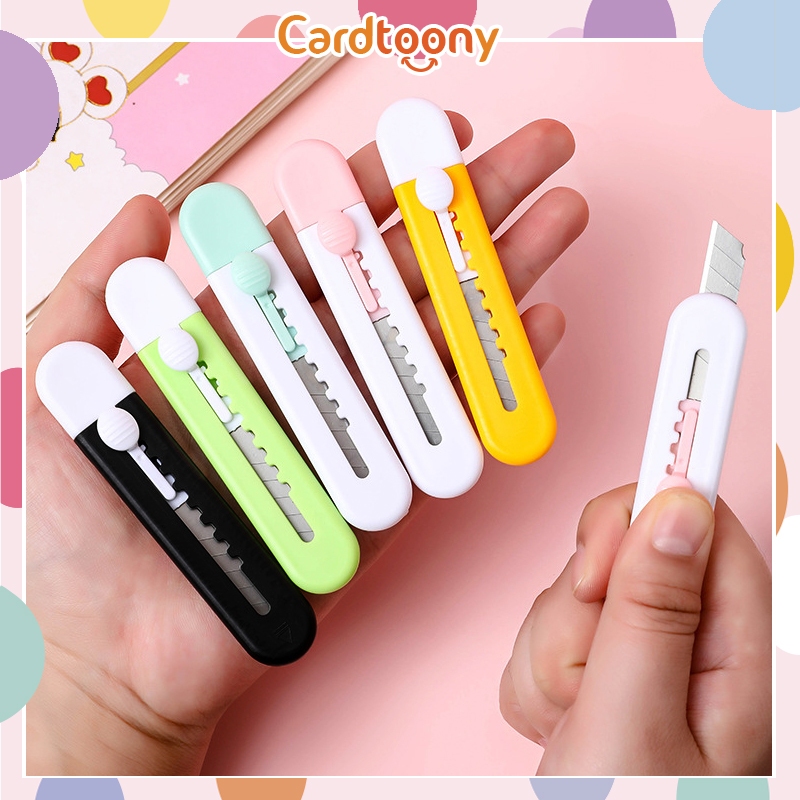 

Cutter Mini Warna Warni Pastel Motif Polos / Pisau Silet Ukir Kecil / Pemotong Kertas