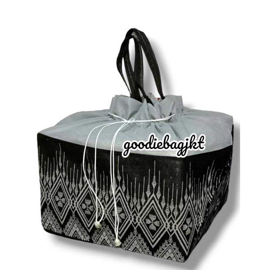 

Goodiebag tas hajatan tas kain besek akikah dll box besek nasi kotak serut motif bawah isi 12pcs