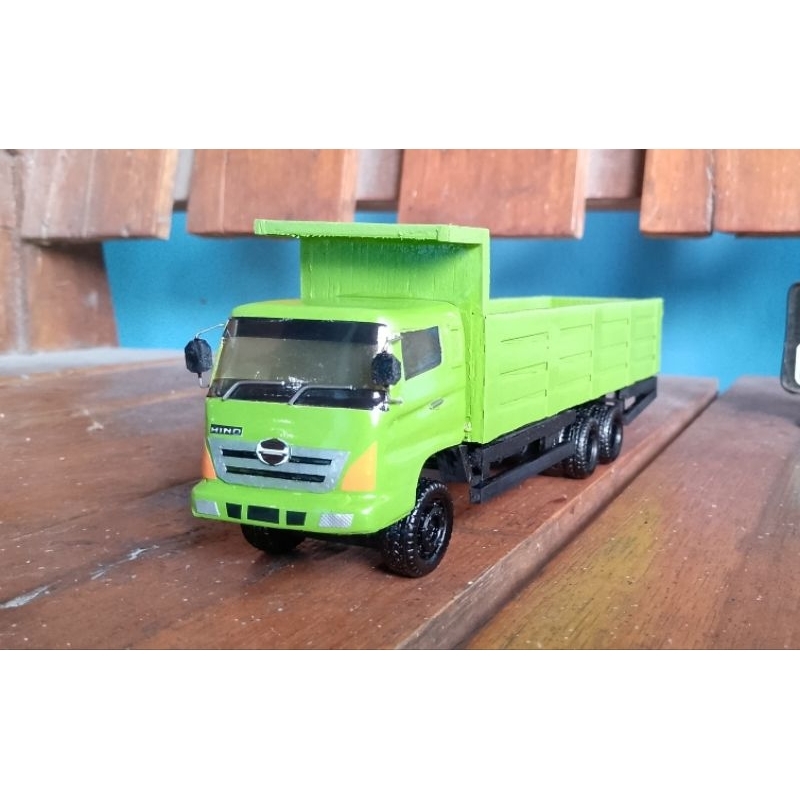Miniatur truk Hino