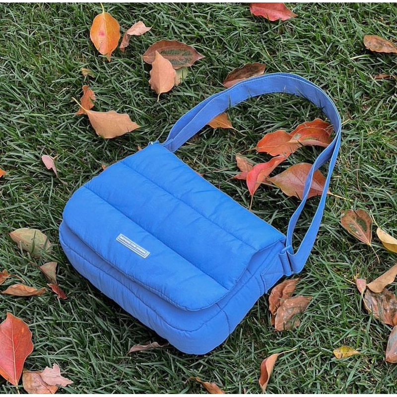 Preloved BTv Poofy bag Cobalt