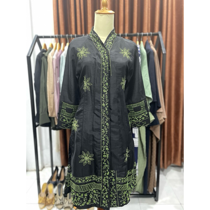 kebaya hitam payet