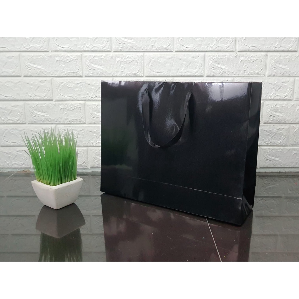 

Paperbag Hitam Glossy Uk. 41 x 12 x 31 cm