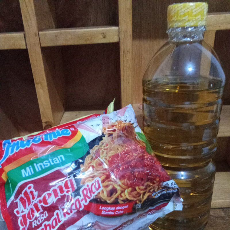 

Paket minyak goreng dan mie instan