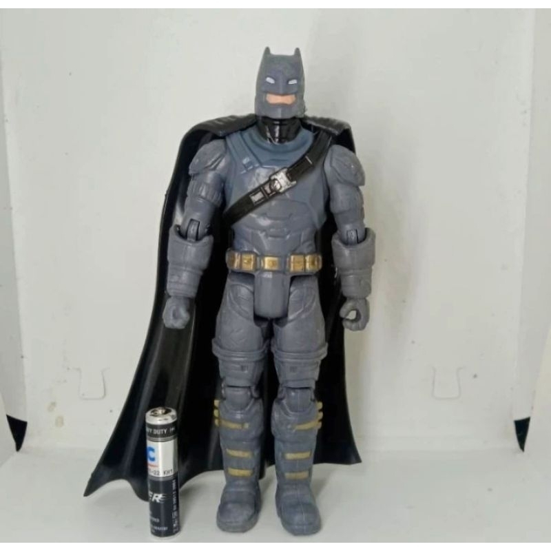 Mainan action figure Batman Armored